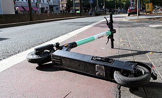 Wer einen E-Scooter der Firma Tier Mobility nutzt wird daraufhin gewiesen, ihn „verantwortungsbewusst" zu parken. Daran halten sich offenbar aber nicht alle. - Jens Reichenbach Wer einen E-Scooter der Firma Tier Mobility nutzt wird daraufhin gewiesen, ihn „verantwortungsbewusst" zu parken. Daran halten sich offenbar aber nicht alle. - Jens Reichenbach