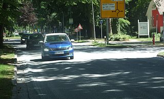 Eine leichte Staubschicht, die sich auf Straße und Pkw legt, hüllt derzeit die Beuthener Straße ein. - Karsten Schulz Eine leichte Staubschicht, die sich auf Straße und Pkw legt, hüllt derzeit die Beuthener Straße ein. - Karsten Schulz
