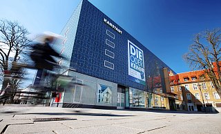 Bleibt geschlossen: Der Innenstadtmagnet Karstadt soll, so die aktuelle Regelung, weiterhin keine Kunden bedienen dürfen. Karstadt ist einer von mindestens fünf Betrieben, die ausharren müssen. - Patrick Menzel Bleibt geschlossen: Der Innenstadtmagnet Karstadt soll, so die aktuelle Regelung, weiterhin keine Kunden bedienen dürfen. Karstadt ist einer von mindestens fünf Betrieben, die ausharren müssen. - Patrick Menzel