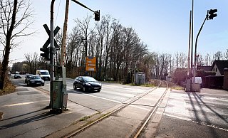 Ab Ende 2025 werden sich hier oft die Schranken senken: Bahnübergang Verler Straße. Eine Arbeitsgruppe tüftelt gerade aus, wie man die Behinderung des Autoverkehrs so gering wie möglich hält. - Andreas Frücht Ab Ende 2025 werden sich hier oft die Schranken senken: Bahnübergang Verler Straße. Eine Arbeitsgruppe tüftelt gerade aus, wie man die Behinderung des Autoverkehrs so gering wie möglich hält. - Andreas Frücht