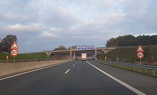 Die Bodenwelle an der A33 vor der Abfahrt Halle-Zentrum in Fahrtrichtung Osnabrück. - Uwe Pollmeier Die Bodenwelle an der A33 vor der Abfahrt Halle-Zentrum in Fahrtrichtung Osnabrück. - Uwe Pollmeier