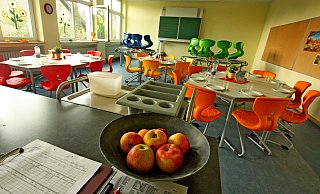 Die Offenen Ganztagsschulen, das Foto zeigt die Mensa der Grauthoffschule, bleiben vorerst wieder geschlossen. Deshalb müssen Eltern auch für Juni und Juli keine Beiträge bezahlen. - Sabine Kubendorff Die Offenen Ganztagsschulen, das Foto zeigt die Mensa der Grauthoffschule, bleiben vorerst wieder geschlossen. Deshalb müssen Eltern auch für Juni und Juli keine Beiträge bezahlen. - Sabine Kubendorff