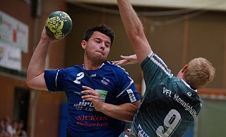 Duell der Oberligisten: Daniel Bruelheide (am Ball) vom TuS 97 im Endspiel gegen den VfL Mennighüffen. - Peter Unger Duell der Oberligisten: Daniel Bruelheide (am Ball) vom TuS 97 im Endspiel gegen den VfL Mennighüffen. - Peter Unger