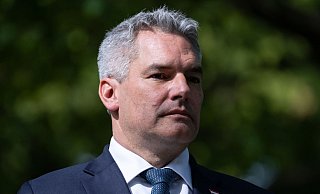 Trotz Krise: Österreichs Kanzler Karl Nehammer will die Regierungszusammenarbeit mit den Grünen weiterführen. - Sven Hoppe/dpa Trotz Krise: Österreichs Kanzler Karl Nehammer will die Regierungszusammenarbeit mit den Grünen weiterführen. - Sven Hoppe/dpa