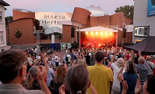 Der sizilianische Soul-Sänger Mario Biondi begeisterte sein Publikum auf dem Käthe-Elsbach-Platz. Mit der Marta-Kulisse und den Treppen ist der Ort wie gemacht für Konzerte an schönen Sommerabenden. - Frank-Michael Kiel-Steinkamp Der sizilianische Soul-Sänger Mario Biondi begeisterte sein Publikum auf dem Käthe-Elsbach-Platz. Mit der Marta-Kulisse und den Treppen ist der Ort wie gemacht für Konzerte an schönen Sommerabenden. - Frank-Michael Kiel-Steinkamp