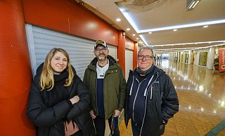Kim Jodszuweit, Jochen Vahle und Tom Kummerfeldt stehen im fast menschenleeren Jahnplatz-Forum. Sie befürworten die Idee, daraus ein "Jugendkultur-Forum" zu machen. - Andreas Zobe Kim Jodszuweit, Jochen Vahle und Tom Kummerfeldt stehen im fast menschenleeren Jahnplatz-Forum. Sie befürworten die Idee, daraus ein "Jugendkultur-Forum" zu machen. - Andreas Zobe