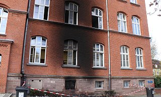 Durch Ruß ist die Fassade des A-Gebäudes beschädigt. - Holger Kosbab Durch Ruß ist die Fassade des A-Gebäudes beschädigt. - Holger Kosbab