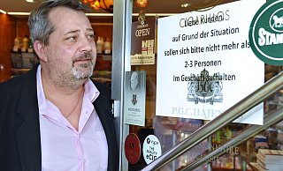 Jens Schröder, Inhaber von Tabakwaren Schröder, appelliert an die Bevölkerung, soziale Kontakte zu meiden.Er befürchtet ansonsten eine Ausgangssperre. In seinem Geschäft dürfen sich gleichzeitig nur drei Kunden aufhalten. Gehamstert werden Zigaretten. - BARBARA FRANKE Jens Schröder, Inhaber von Tabakwaren Schröder, appelliert an die Bevölkerung, soziale Kontakte zu meiden.Er befürchtet ansonsten eine Ausgangssperre. In seinem Geschäft dürfen sich gleichzeitig nur drei Kunden aufhalten. Gehamstert werden Zigaretten. - BARBARA FRANKE