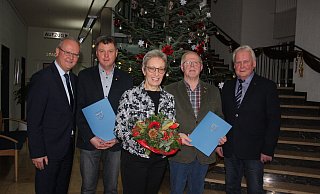 Bürgermeister Hubertus Grimm (l.) und der stellvertende Bürgermeister Bernhard Villmer (r.) gratulieren Andreas Hartmann (2. v. l.), Raimund Weßler und Willi Mikus zum Ehrenamtspreis. - Torsten Wegener Bürgermeister Hubertus Grimm (l.) und der stellvertende Bürgermeister Bernhard Villmer (r.) gratulieren Andreas Hartmann (2. v. l.), Raimund Weßler und Willi Mikus zum Ehrenamtspreis. - Torsten Wegener