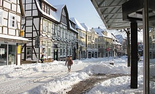 Im Sonnenlicht des Wintertages glänzen die Fassaden in der Warburger Innenstadt. Doch wie es dahinter aussieht, zeigt der Blick in leere oder verklebte Schaufenster. - Dieter Scholz Im Sonnenlicht des Wintertages glänzen die Fassaden in der Warburger Innenstadt. Doch wie es dahinter aussieht, zeigt der Blick in leere oder verklebte Schaufenster. - Dieter Scholz
