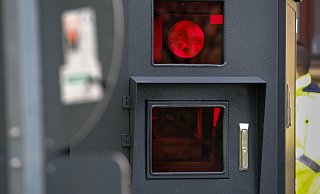 Die Panzerglasscheibe, durch die Messgerät und Fotoapparat die Fahrzeuge erfassen, wurde zerstört. - Foto: Andreas Zobe/NW Die Panzerglasscheibe, durch die Messgerät und Fotoapparat die Fahrzeuge erfassen, wurde zerstört. - Foto: Andreas Zobe/NW