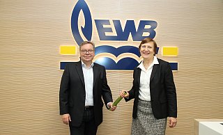 Stabübergabe: Alfred Würzinger und Marion Kapsa. - EWB Stabübergabe: Alfred Würzinger und Marion Kapsa. - EWB
