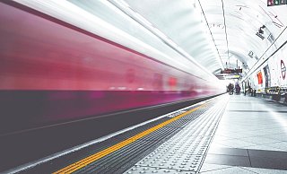 Der Sicherheitsmann steht mit dem Rücken zu den Gleisen, als die Frau ihn stoßen will. Hinter ihm fährt gerade eine Bahn ein. - Symbolfoto: pixabay / Creative Commons Der Sicherheitsmann steht mit dem Rücken zu den Gleisen, als die Frau ihn stoßen will. Hinter ihm fährt gerade eine Bahn ein. - Symbolfoto: pixabay / Creative Commons