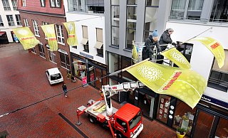 Verena Schrick und Kerstin Köhler (v.l., Die Schmücker) lassen die Banner zum "Gütersloher Frühling" in der Eickhoffstraße wehen. - Patrick Menzel Verena Schrick und Kerstin Köhler (v.l., Die Schmücker) lassen die Banner zum "Gütersloher Frühling" in der Eickhoffstraße wehen. - Patrick Menzel