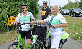 Beeindruckt: Es sei ein tolles Erlebnis, als große Radlergruppe eine Region in Nordrhein-Westfalen zu erkunden, meinten Uschi Krämer (l.) und Monika Tilsch, die als eine der ersten Radlerinnen der NRW-Radfahrtour in Leopoldshöhe mit dem Detmolder Jürgen Siekmann ankamen. - Thomas Dohna Beeindruckt: Es sei ein tolles Erlebnis, als große Radlergruppe eine Region in Nordrhein-Westfalen zu erkunden, meinten Uschi Krämer (l.) und Monika Tilsch, die als eine der ersten Radlerinnen der NRW-Radfahrtour in Leopoldshöhe mit dem Detmolder Jürgen Siekmann ankamen. - Thomas Dohna