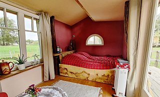 Das Bett ist gegenüber von der Sitzecke. - Lena Kley Das Bett ist gegenüber von der Sitzecke. - Lena Kley