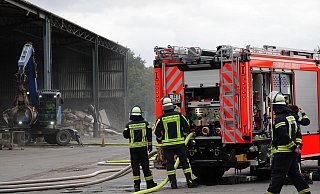 Der Brand auf dem Gelände von Prezero beschäftigte die Feuerwehr für mehrere Stunden. - Paul Brinkmann Der Brand auf dem Gelände von Prezero beschäftigte die Feuerwehr für mehrere Stunden. - Paul Brinkmann