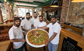 Mit ihren 52 Zentimetern Durchmesser reicht die Familienpizza für acht bis zehn Personen. - Oliver Krato Mit ihren 52 Zentimetern Durchmesser reicht die Familienpizza für acht bis zehn Personen. - Oliver Krato