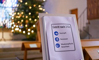 In den evangelischen Kirchen gilt an Heiligabend 2G: Nur Geimpfte und Genesene dürfen an Gottesdiensten drinnen teilnehmen. Für Getestete gibt es Open Air-Angebote und digitale Formate, sodass jede und jeder die Weihnachtsbotschaft empfangen kann. - © Ev. Kirchenkreis Vlotho In den evangelischen Kirchen gilt an Heiligabend 2G: Nur Geimpfte und Genesene dürfen an Gottesdiensten drinnen teilnehmen. Für Getestete gibt es Open Air-Angebote und digitale Formate, sodass jede und jeder die Weihnachtsbotschaft empfangen kann. - © Ev. Kirchenkreis Vlotho