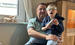 Die Brille von Louis ist etwas verrutscht, als er auf Papas Schoß krabbelt. Gemeinsam sitzen sie in der Spielecke des Wohnzimmers. Der Zehnjährige hält sein liebstes Musikspielzeug in den Händen. - Anna-Lena Hinder Die Brille von Louis ist etwas verrutscht, als er auf Papas Schoß krabbelt. Gemeinsam sitzen sie in der Spielecke des Wohnzimmers. Der Zehnjährige hält sein liebstes Musikspielzeug in den Händen. - Anna-Lena Hinder