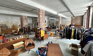 Lagerhalle und Showroom in einer Hand: Seit dem 1.6. ist das Vintage Kombinat Minden an der Uferstraße heimisch und will seine Hallen einmal pro Monat öffnen. MT-Foto: - Patrick Schwemling Lagerhalle und Showroom in einer Hand: Seit dem 1.6. ist das Vintage Kombinat Minden an der Uferstraße heimisch und will seine Hallen einmal pro Monat öffnen. MT-Foto: - Patrick Schwemling
