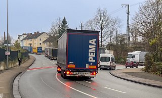 Von drei Seiten: Die Lkw-Fahrer auf der Gütersloher Straße haben keine Chance mehr, in die volle Straße Am Presswerk (l.) einzufahren. Das führt zu Staus und zu gefährlichen Situationen. - Andreas Zobe Von drei Seiten: Die Lkw-Fahrer auf der Gütersloher Straße haben keine Chance mehr, in die volle Straße Am Presswerk (l.) einzufahren. Das führt zu Staus und zu gefährlichen Situationen. - Andreas Zobe