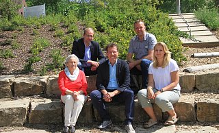 Christa Thöne (v. l.), Ulrich Kros, Rebecca Reineke (v. r.) und Frank Filter unterstützen Rainer Vidal, der in der Ackerbürgerstadt überraschend doch für eine weitere Amtszeit als Bürgermeister kandidiert. - Madita Schellenberg Christa Thöne (v. l.), Ulrich Kros, Rebecca Reineke (v. r.) und Frank Filter unterstützen Rainer Vidal, der in der Ackerbürgerstadt überraschend doch für eine weitere Amtszeit als Bürgermeister kandidiert. - Madita Schellenberg