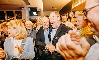 Wahlsieger in Paderborn: Stefan-Oliver Strate lässt sich von seinen CDU-Kollegen feiern. - BESIM MAZHIQI Wahlsieger in Paderborn: Stefan-Oliver Strate lässt sich von seinen CDU-Kollegen feiern. - BESIM MAZHIQI