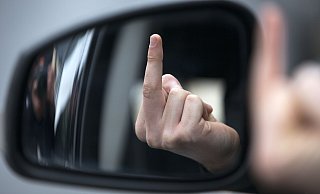 So einige Autofahrer zeigten den Ersthelfern an der Unfallstelle auf der B61 den Mittelfinger, andere starteten gefährliche Überholmanöver. - dpa So einige Autofahrer zeigten den Ersthelfern an der Unfallstelle auf der B61 den Mittelfinger, andere starteten gefährliche Überholmanöver. - dpa