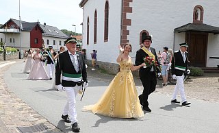 Im goldfarbenen Kleid mit vielen Blüten Ton-in-Ton auf der Corsage und im weiten Rock zog Königin Helene Elsner am Arm von König Maximilian Grewe durch den Ort. - Simone Flörke Im goldfarbenen Kleid mit vielen Blüten Ton-in-Ton auf der Corsage und im weiten Rock zog Königin Helene Elsner am Arm von König Maximilian Grewe durch den Ort. - Simone Flörke