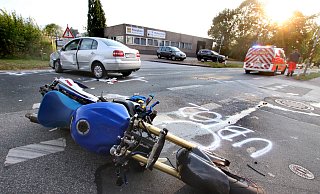 Bei diesem Unfall auf der Valdorfer Straße verletzte der angeklagte Motoradfahrer sich selbst und eine Autofahrerin schwer. - Ulf Hanke Bei diesem Unfall auf der Valdorfer Straße verletzte der angeklagte Motoradfahrer sich selbst und eine Autofahrerin schwer. - Ulf Hanke