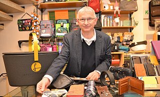 Bei Andreas Schulte von "Lederwaren Schulte" können Kunden auf den letzten Drücker unter anderem Portemonnaies, Schirme, Gürteltaschen oder eine "Lieblingskorb" erwerben. - Karin Prignitz Bei Andreas Schulte von "Lederwaren Schulte" können Kunden auf den letzten Drücker unter anderem Portemonnaies, Schirme, Gürteltaschen oder eine "Lieblingskorb" erwerben. - Karin Prignitz