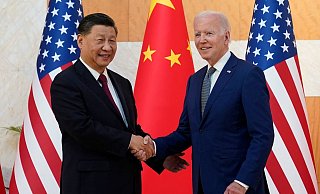 US-Präsident Joe Biden (r.) und der chinesische Präsident Xi Jinping bei ihrem Treffen vor dem G20-Gipfel im November 2022 auf Bali. - Alex Brandon/AP/dpa US-Präsident Joe Biden (r.) und der chinesische Präsident Xi Jinping bei ihrem Treffen vor dem G20-Gipfel im November 2022 auf Bali. - Alex Brandon/AP/dpa