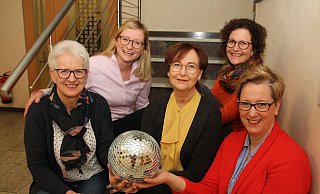 Maria Lichtenauer und ihre Nachfolgerinnen Susanne Jüde, Birgit Lindemann, Karin Korff und Katharina Voß (v.l.) feiern diesmal nach dem Motto „Die Discokugel dreht sich rund". - Regina Brucksch Maria Lichtenauer und ihre Nachfolgerinnen Susanne Jüde, Birgit Lindemann, Karin Korff und Katharina Voß (v.l.) feiern diesmal nach dem Motto „Die Discokugel dreht sich rund". - Regina Brucksch