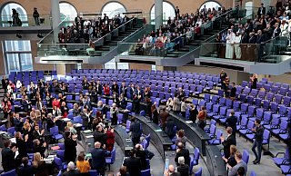 Der Antrag, die Verbrechen an den Jesidinnen und Jesiden als Völkermord anzuerkennen, wurde einstimmig angenommen. - Carsten Koall/dpa Der Antrag, die Verbrechen an den Jesidinnen und Jesiden als Völkermord anzuerkennen, wurde einstimmig angenommen. - Carsten Koall/dpa
