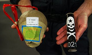 Die Polizei stellt immer wieder illegale Böller sicher, beispielsweise Kugelbomben (links). - Andreas Arnold/dpa Die Polizei stellt immer wieder illegale Böller sicher, beispielsweise Kugelbomben (links). - Andreas Arnold/dpa
