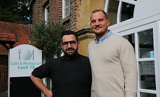 Zaven Duman (29) und Philip Drücker (26) als Restaurant-Leiter übernehmen „Loch 19". - Robert Becker Zaven Duman (29) und Philip Drücker (26) als Restaurant-Leiter übernehmen „Loch 19". - Robert Becker
