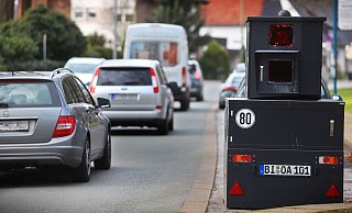 Ein mobiler Blitzer steht in Bielefeld. Wer sich nicht ans Tempolimit hält, erhält Post von der Stadt Bielefeld. An diesen Straßen wird jetzt geblitzt. - Sarah Jonek Ein mobiler Blitzer steht in Bielefeld. Wer sich nicht ans Tempolimit hält, erhält Post von der Stadt Bielefeld. An diesen Straßen wird jetzt geblitzt. - Sarah Jonek