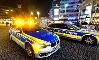 Streifenwagen eilten zunächst zum Jahnplatz, später holten sie die jungen Männer an der Stresemannstraße ein. - Symbolfoto: Andreas Frücht Streifenwagen eilten zunächst zum Jahnplatz, später holten sie die jungen Männer an der Stresemannstraße ein. - Symbolfoto: Andreas Frücht