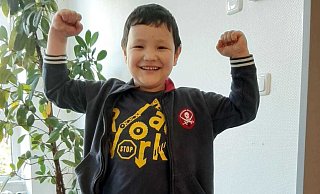 Glücklich: Ali-Reza nach seinem Heilungsmarathon. Nach zweieinhalb Jahren geht es für den Achtjährigen endlich zurück nach Hause. - Verein "Kinder brauchen uns" Glücklich: Ali-Reza nach seinem Heilungsmarathon. Nach zweieinhalb Jahren geht es für den Achtjährigen endlich zurück nach Hause. - Verein "Kinder brauchen uns"