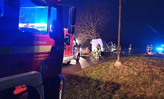 Einsatzkräfte der Feuerwehr Lichtenau retten am Samstagmorgen einen eingeschlossenen Autofahrer, der mit seinem Transporter auf dem Niederwiesenweg gegen einen Baum geprallt war. - Feuerwehr Lichtenau Einsatzkräfte der Feuerwehr Lichtenau retten am Samstagmorgen einen eingeschlossenen Autofahrer, der mit seinem Transporter auf dem Niederwiesenweg gegen einen Baum geprallt war. - Feuerwehr Lichtenau