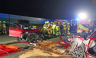 Beim Zusammenstoß von zwei Personenwagen auf der Münsterstraße (B64) in Höhe Sande wurden am Donnerstagabend zwei Personen schwer verletzt. Zeitweise konnte bei einem Verletzten Lebensgefahr nicht ausgeschlossen werden. - Ralph Meyer Beim Zusammenstoß von zwei Personenwagen auf der Münsterstraße (B64) in Höhe Sande wurden am Donnerstagabend zwei Personen schwer verletzt. Zeitweise konnte bei einem Verletzten Lebensgefahr nicht ausgeschlossen werden. - Ralph Meyer
