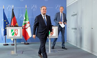 Verkünden eine Woche Lockdown-Verlängerung: Armin Laschet (CDU, l), Ministerpräsident von Nordrhein-Westfalen, und Sven-Georg Adenauer (CDU), Landrat des Kreises Gütersloh. - picture alliance/dpa Verkünden eine Woche Lockdown-Verlängerung: Armin Laschet (CDU, l), Ministerpräsident von Nordrhein-Westfalen, und Sven-Georg Adenauer (CDU), Landrat des Kreises Gütersloh. - picture alliance/dpa
