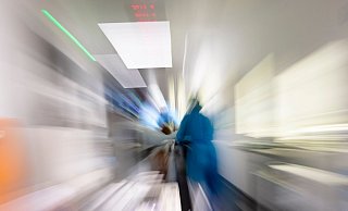 In Krankenhäusern arbeiten über die Feiertage viele Menschen. (Symbolbild) - Frank Molter/dpa In Krankenhäusern arbeiten über die Feiertage viele Menschen. (Symbolbild) - Frank Molter/dpa