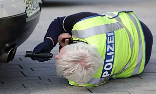 Ein Polizist überprüft ein Fahrzeug im Rahmen der verstärkten Kontrollen am Car-Freitag. (Symbolbild) - David Young/dpa Ein Polizist überprüft ein Fahrzeug im Rahmen der verstärkten Kontrollen am Car-Freitag. (Symbolbild) - David Young/dpa