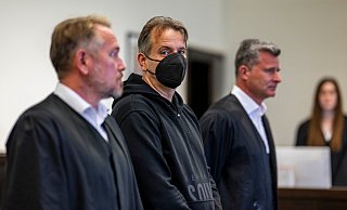 Wilfried W. steht zu Prozessbeginn in Paderborn zwischen den Anwälten Carsten Ernst (l) und Detlev Otto Binder. Rund fünf Jahre nach den Urteilen im Prozess um den Fall des «Horror-Hauses» in Höxter ordnete das Landgericht Paderborn 2023 nachträglich eine Sicherungsverwahrung gegen den Verurteilten an. Diese Entscheidung ist nun rechtskräftig. - David Inderlied/dpa Wilfried W. steht zu Prozessbeginn in Paderborn zwischen den Anwälten Carsten Ernst (l) und Detlev Otto Binder. Rund fünf Jahre nach den Urteilen im Prozess um den Fall des «Horror-Hauses» in Höxter ordnete das Landgericht Paderborn 2023 nachträglich eine Sicherungsverwahrung gegen den Verurteilten an. Diese Entscheidung ist nun rechtskräftig. - David Inderlied/dpa
