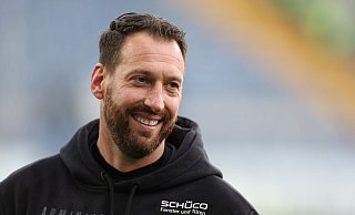 Mitch Kniat, Trainer des Drittliga-Meisters Arminia Bielefeld, dachte vor dem DFB-Pokal-Finale auch an die erfolgreichen Amateurfußballer des SV Spexard. - Friso Gentsch/dpa Mitch Kniat, Trainer des Drittliga-Meisters Arminia Bielefeld, dachte vor dem DFB-Pokal-Finale auch an die erfolgreichen Amateurfußballer des SV Spexard. - Friso Gentsch/dpa
