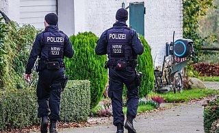 Die Polizei durchkämmte auch die Gegend rund um die Fundstelle des Autos. - Paul Brinkmann Die Polizei durchkämmte auch die Gegend rund um die Fundstelle des Autos. - Paul Brinkmann