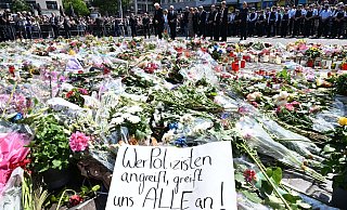Blumen und Kerzen liegen nach der tödlichen Messertat zum Gedenken an den getöteten Polizisten Rouven Laur auf dem Marktplatz in Mannheim. - Bernd Weißbrod / dpa Blumen und Kerzen liegen nach der tödlichen Messertat zum Gedenken an den getöteten Polizisten Rouven Laur auf dem Marktplatz in Mannheim. - Bernd Weißbrod / dpa