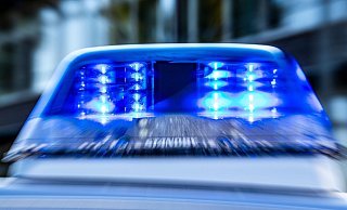 An der Westernmauer in Paderborn nimmt die Polizei einen Täter nach einem Raubüberfall fest. - David Inderlied/dpa An der Westernmauer in Paderborn nimmt die Polizei einen Täter nach einem Raubüberfall fest. - David Inderlied/dpa